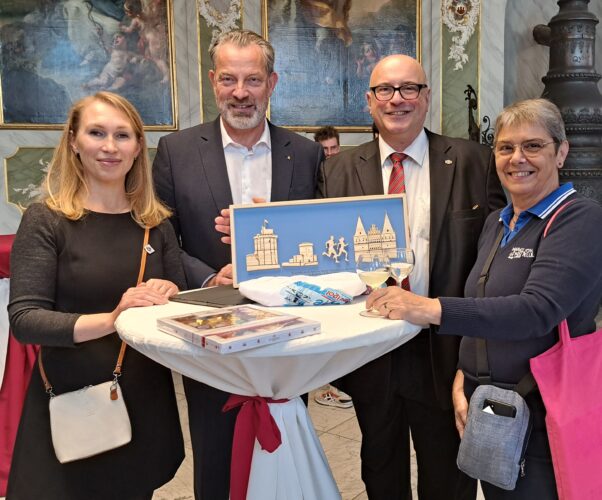 Festlicher Empfang der Teilnehmerinnen und Teilnehmer des Marathons aus der Partnerstadt La Rochelle in Frankreich im Lübecker Rathaus.